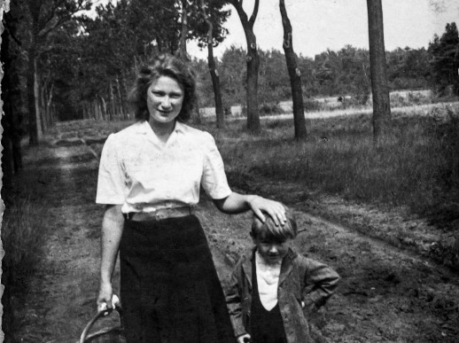 15-jarige prinses Josphine Charlotte, de oudste en enige dochter van koning Leopold III en de betreurde koningin Astrid, op de terugweg van een paddenstoelenpluk in wat nu het Prinsenpark is met de 4-jarige Frans Vanlommel in augustus 1942.